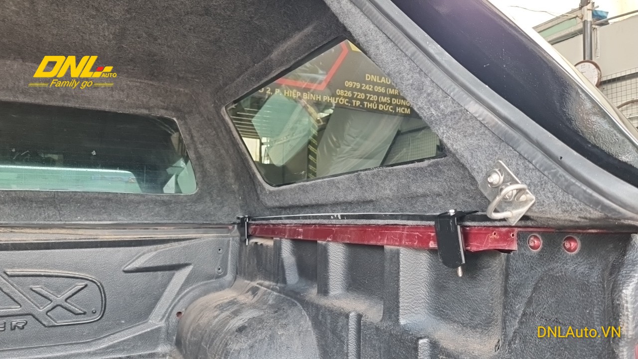 Chốt ngậm bên dưới được gắn cố định vào khung nắp thùng xe bán tải