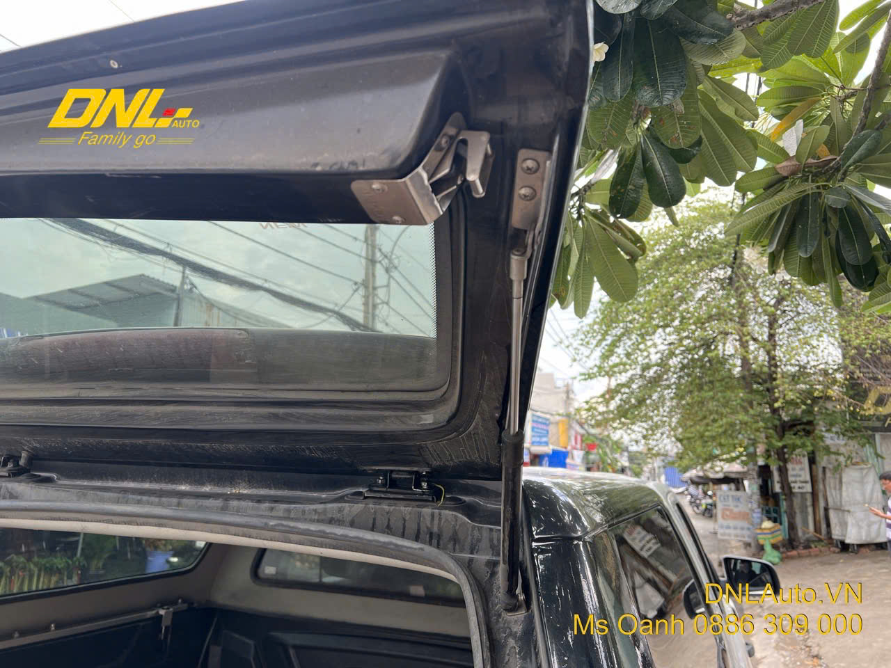 Các phụ kiện của nắp thùng trong tình trạng tốt