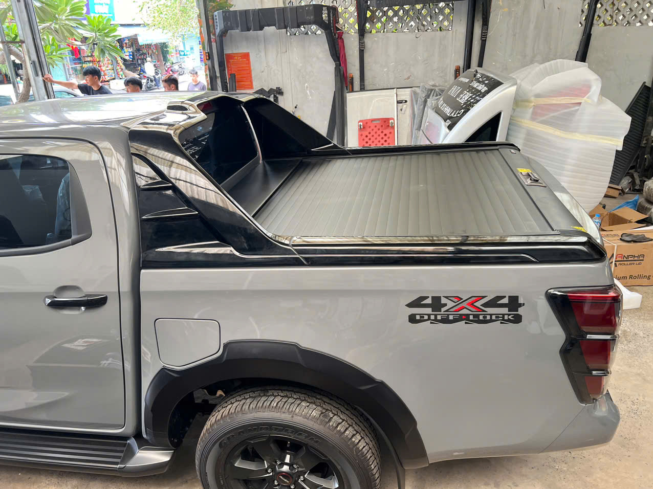 Thanh thể thao DMAX đã được sơn lại màu đen bóng