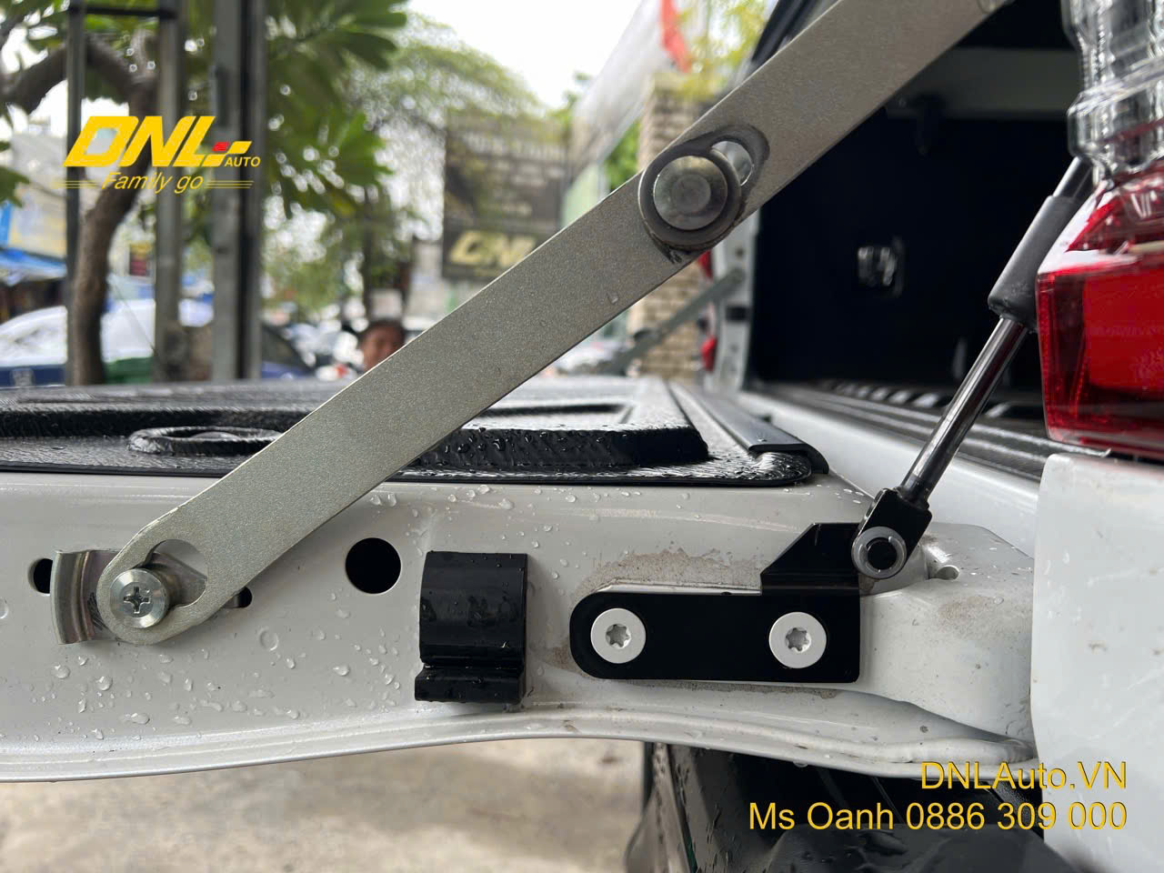 Giữ nguyên cáp cứng của bửng xe sau khi lắp đặt ty hãm bửng HILUX chính hãng Carryboy