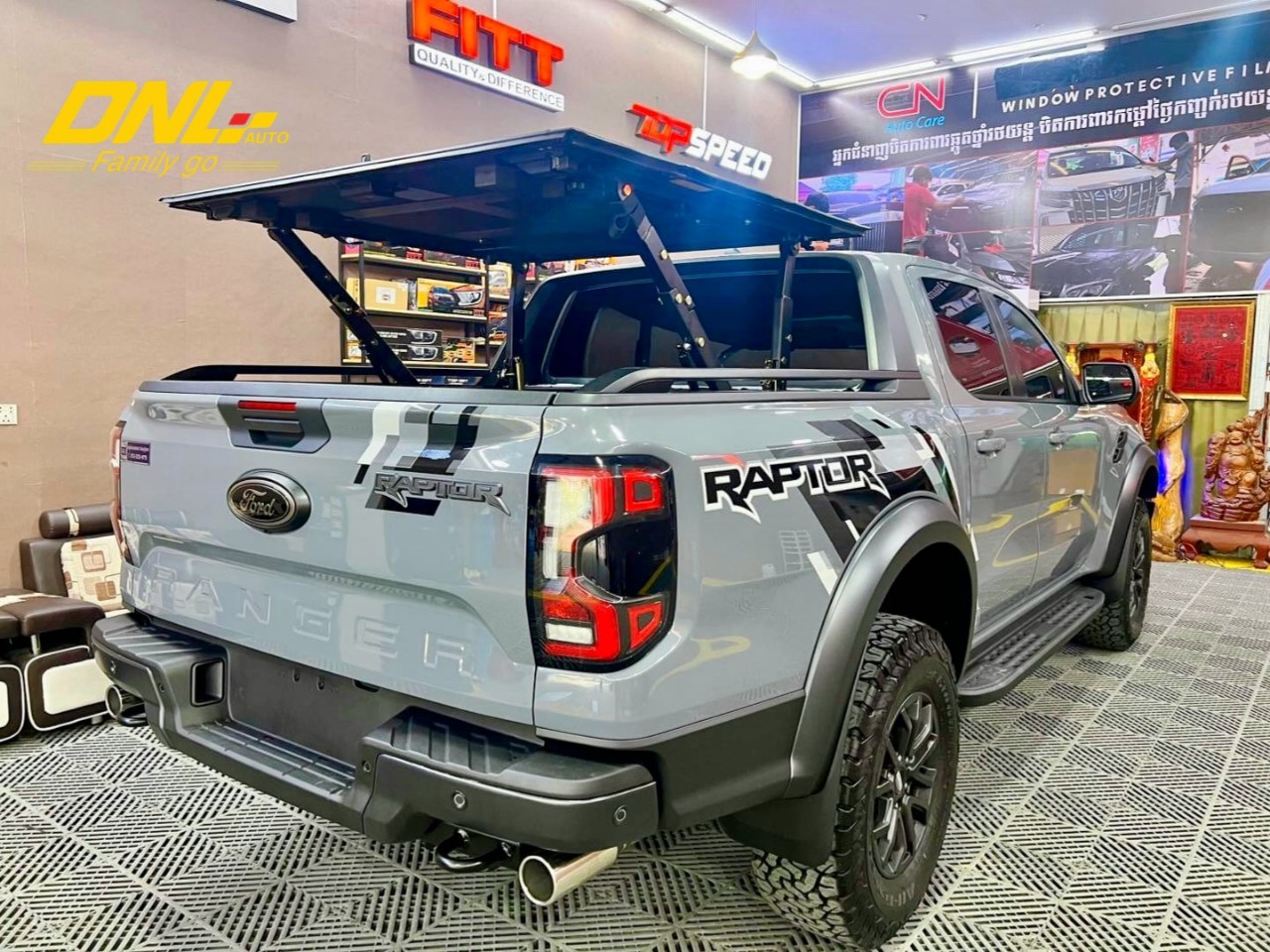 nắp thùng 3 tấm Topflip dành cho xe bán tải Ford Ranger Raptor